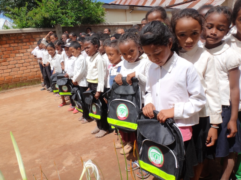 Distribution de kits scolaires
